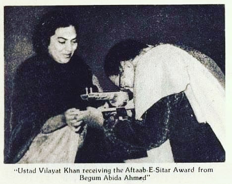 Sitar Maestro Ustad Vilayat Khan receiving the "Aftaab-e-Sitar"