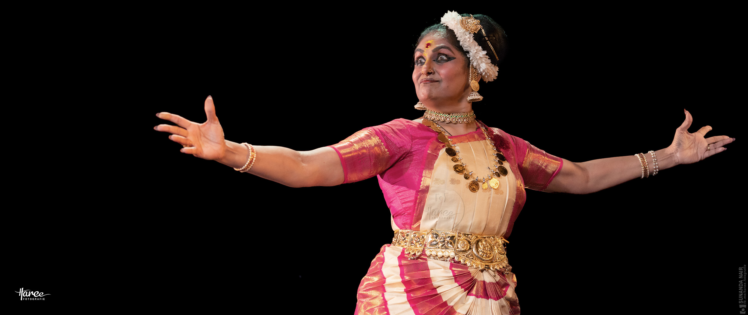 Mohiniyattam by Sunanda Nair