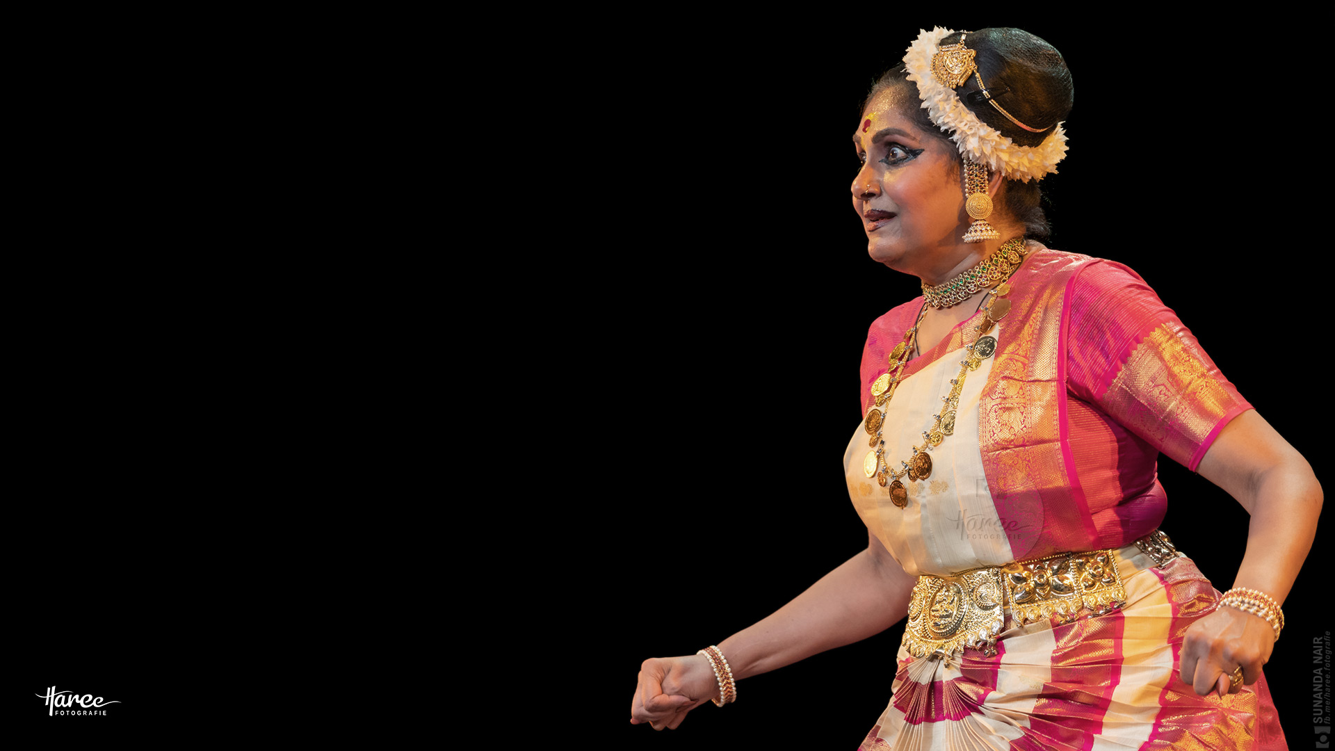 Mohiniyattam by Sunanda Nair