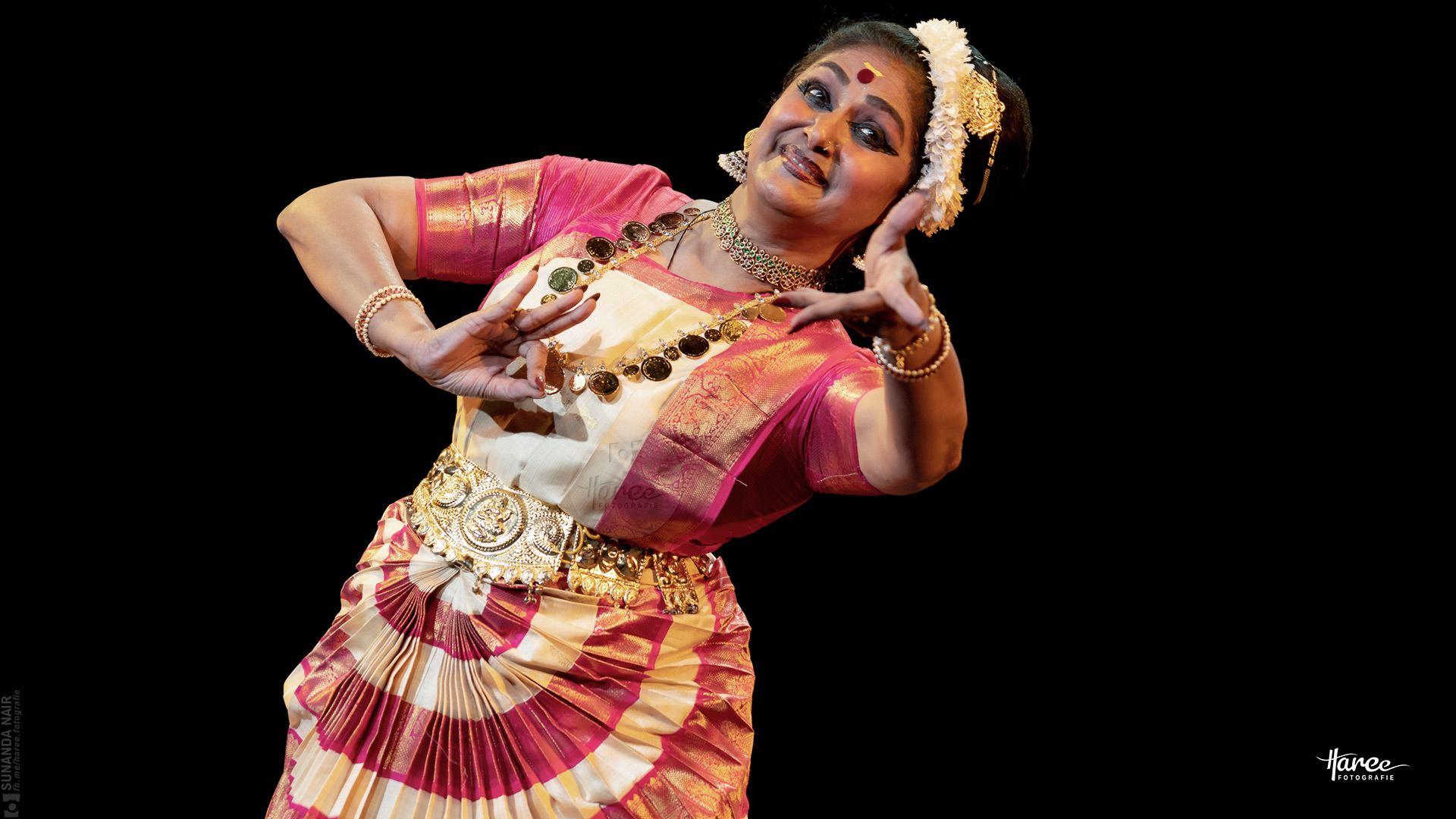 Mohiniyattam by Sunanda Nair