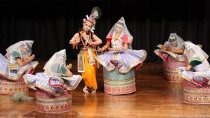 મણિપુર क्षेत्र से आया शास्‍त्रीय नृत्‍य मणिपुरी नृत्‍य है